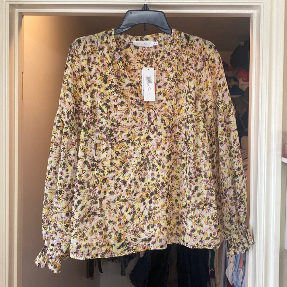 New with tags. Floral top size small.